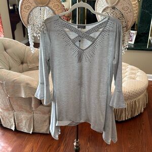 Essentials by Milano Heather Grey Top with Silver top, Size L, NEW with tags.